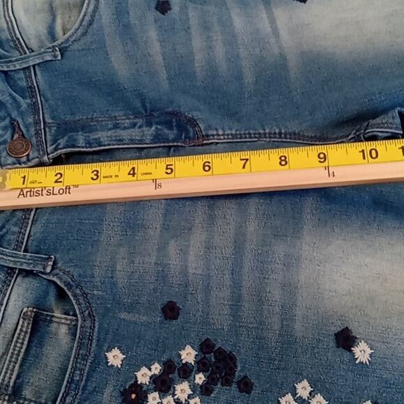 Black Daisy Juniors 11/30 Kate Straight Leg Midrise Embroidered distressed jeans - Picture 8 of 9